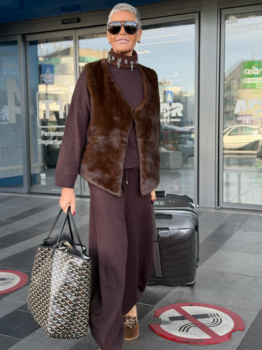 The room completo tre pezzi marrone gilet simil pelliccia pantalone e maglia