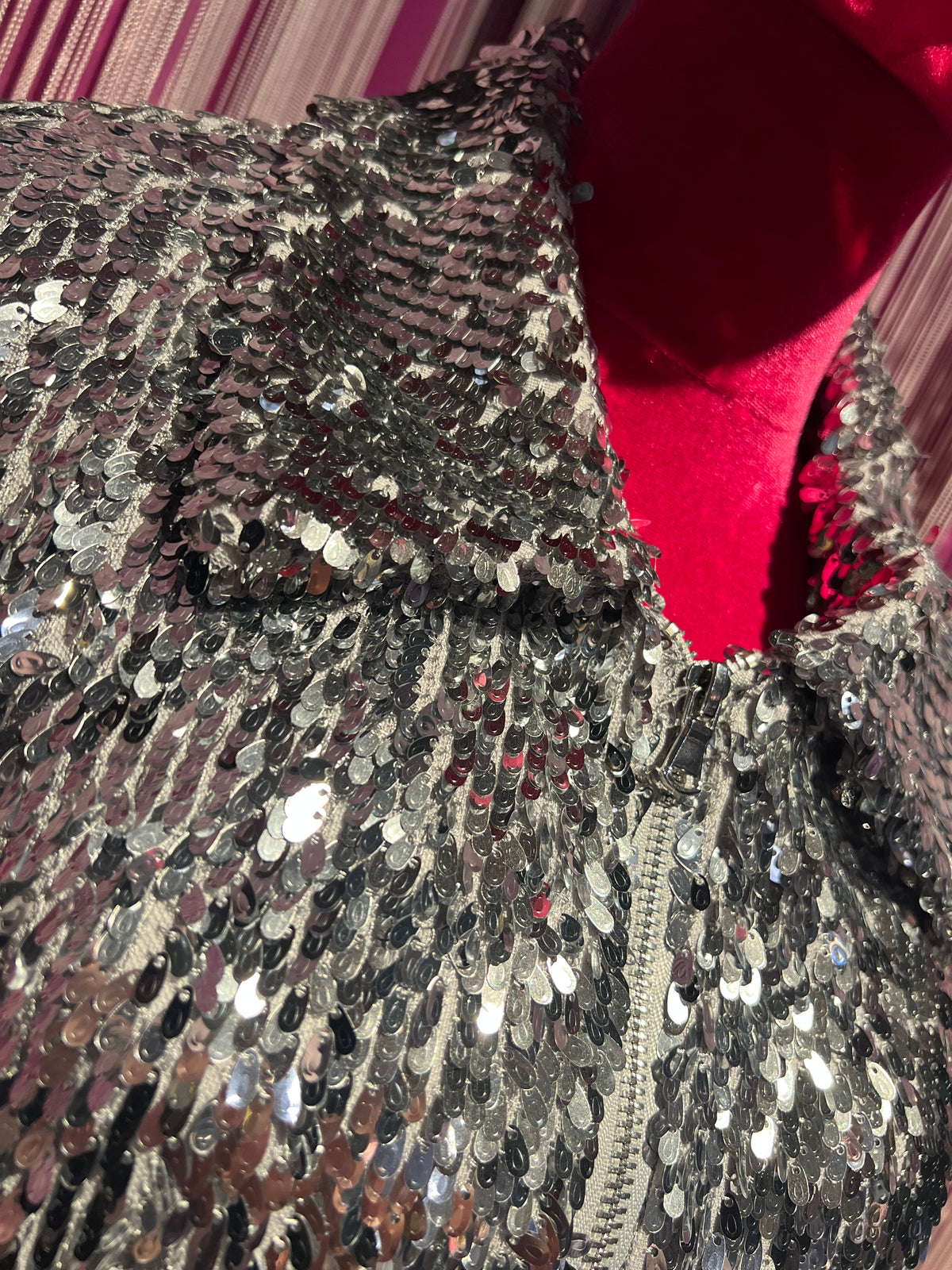 The room bomber full paillettes grigio/ argento con fodera in jersey, chiusura zip e tasche