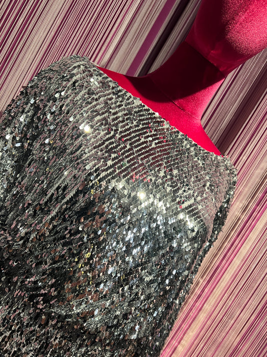 The room abito con spalline full paillettes con spacco ,manica lunga con polsino e fodera in jersey