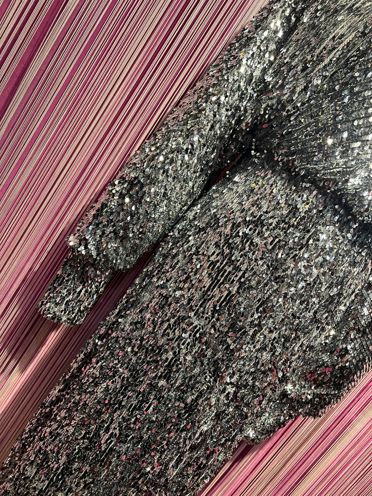 The room abito con spalline full paillettes con spacco ,manica lunga con polsino e fodera in jersey