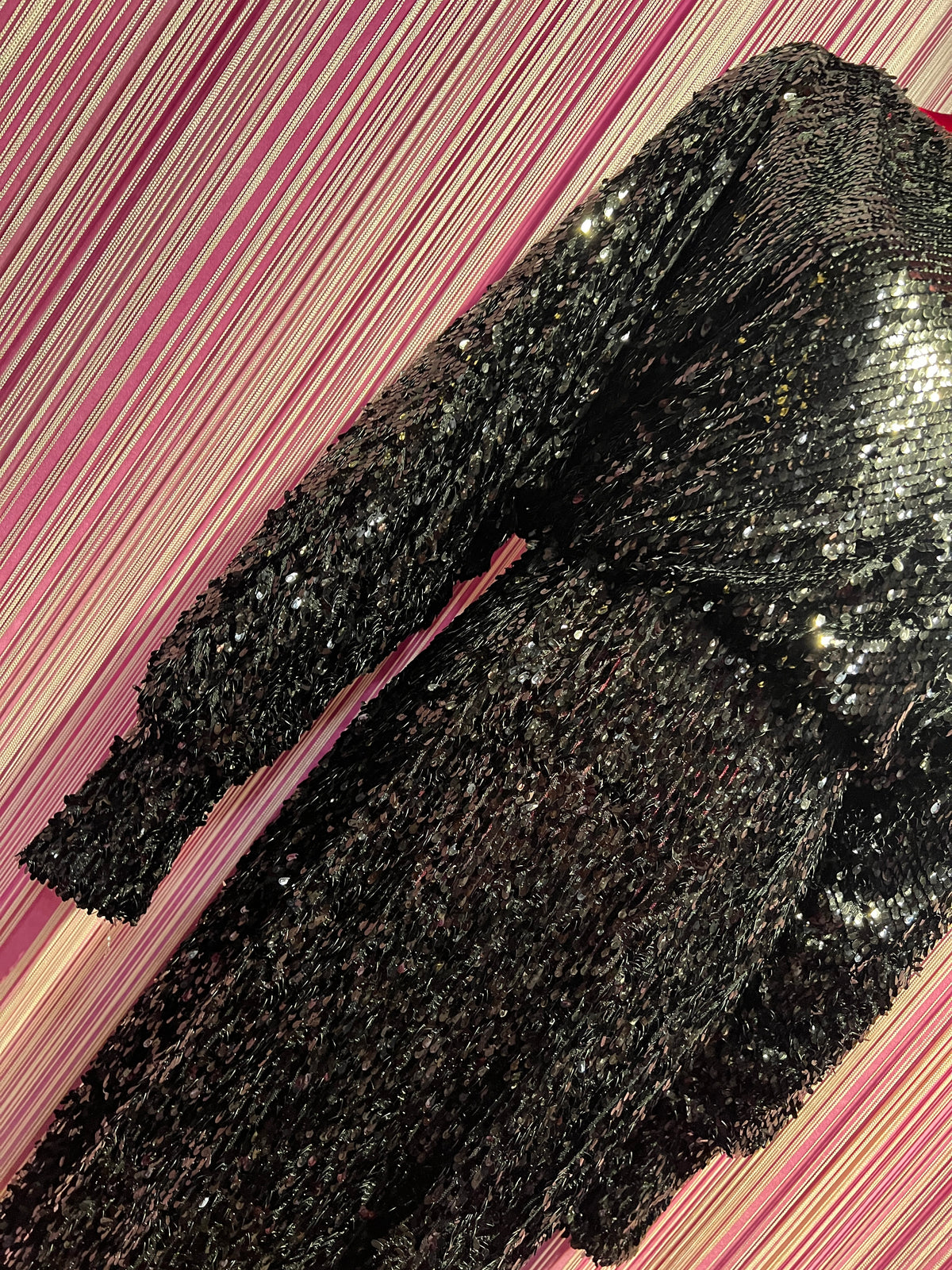 The room abito full paillettes con spalline e spacco , manica lunga con polsino e fodera in jersey