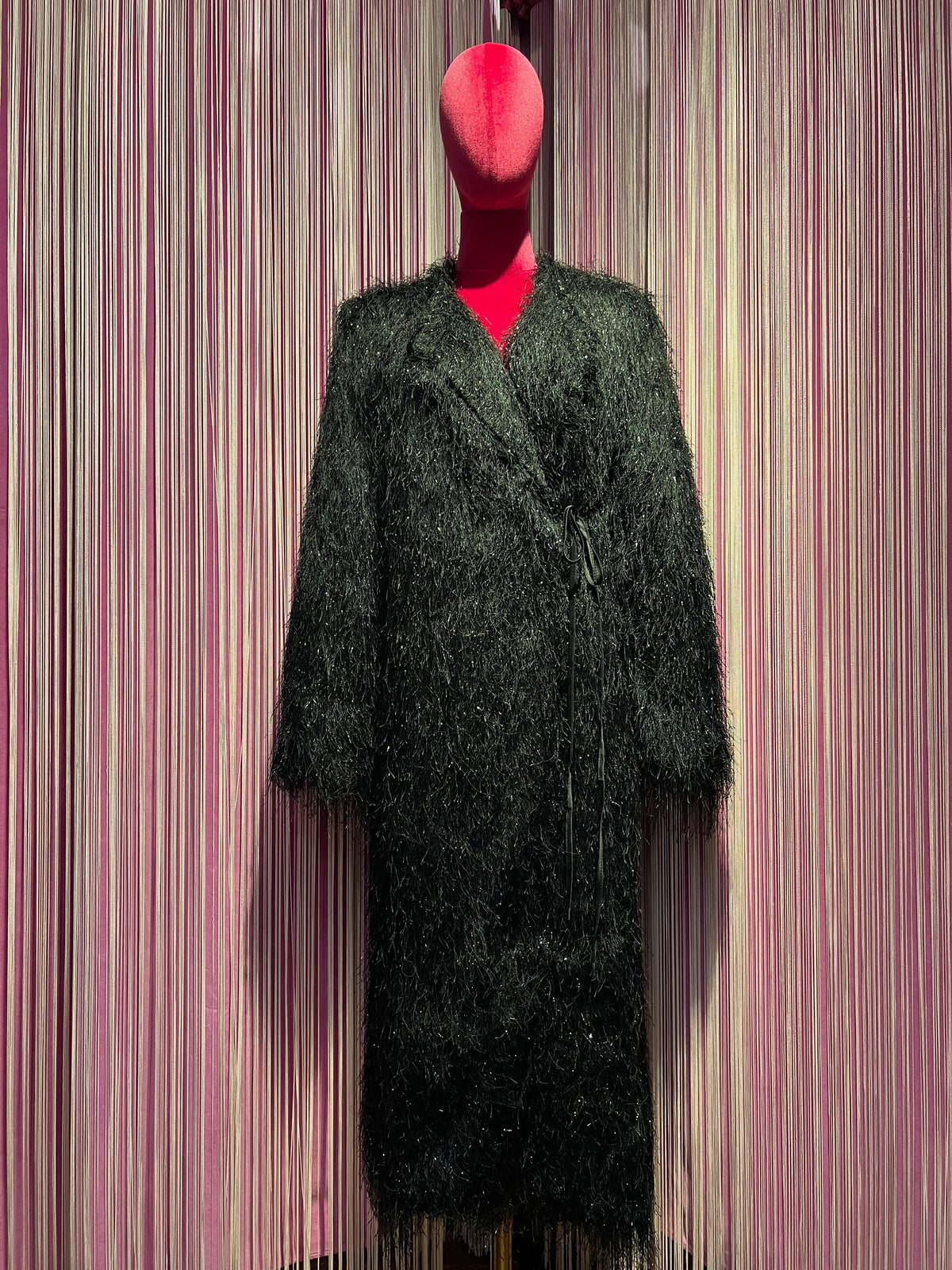 The room cappotto frange effetto piume con fili lurex argento incrociato sul davanti chiusura regolabile con laccetto