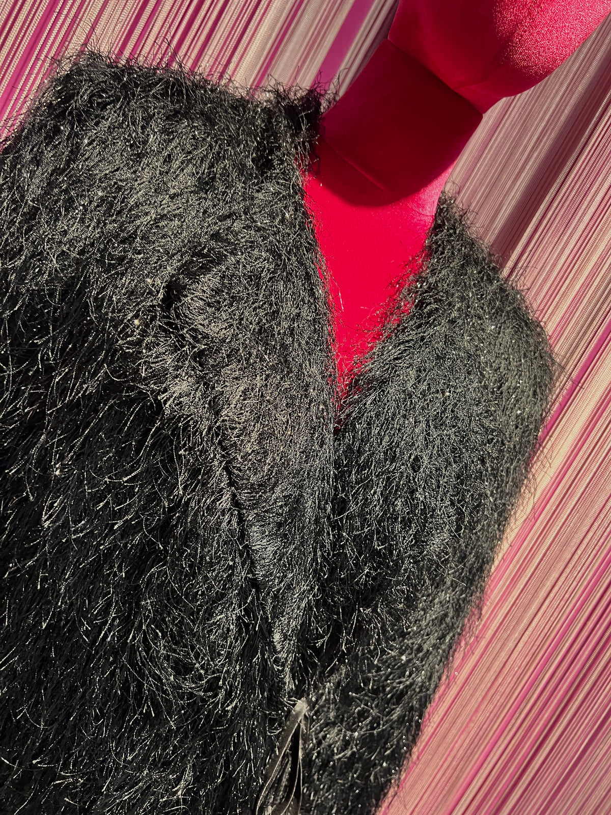 The room cappotto frange effetto piume con fili lurex argento incrociato sul davanti chiusura regolabile con laccetto