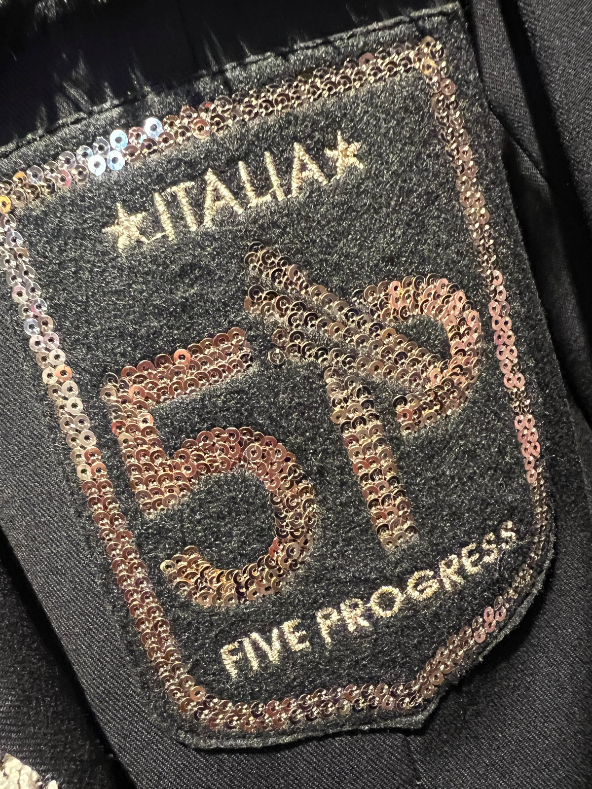 5 Progress giacca doppiopetto con passamaneria e patch con decorazioni paillettes
