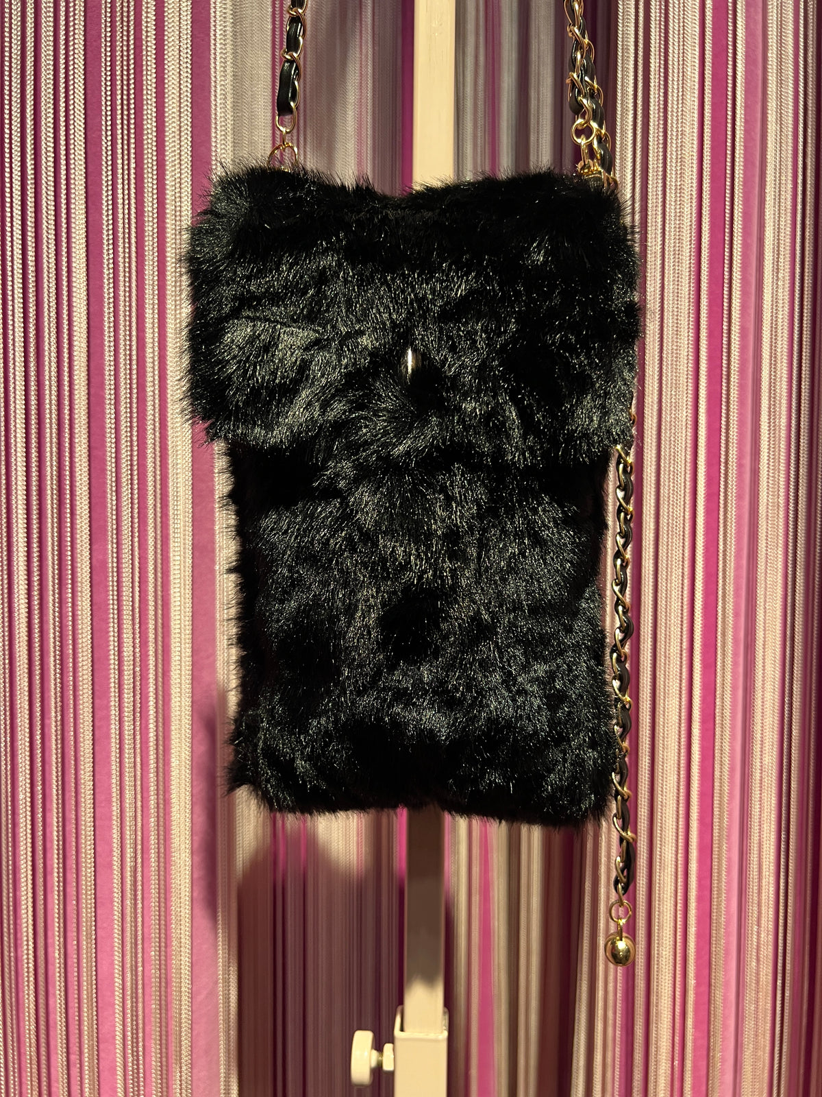 The room porta cellulare in simil pelliccia nera con tracolla regolabile
