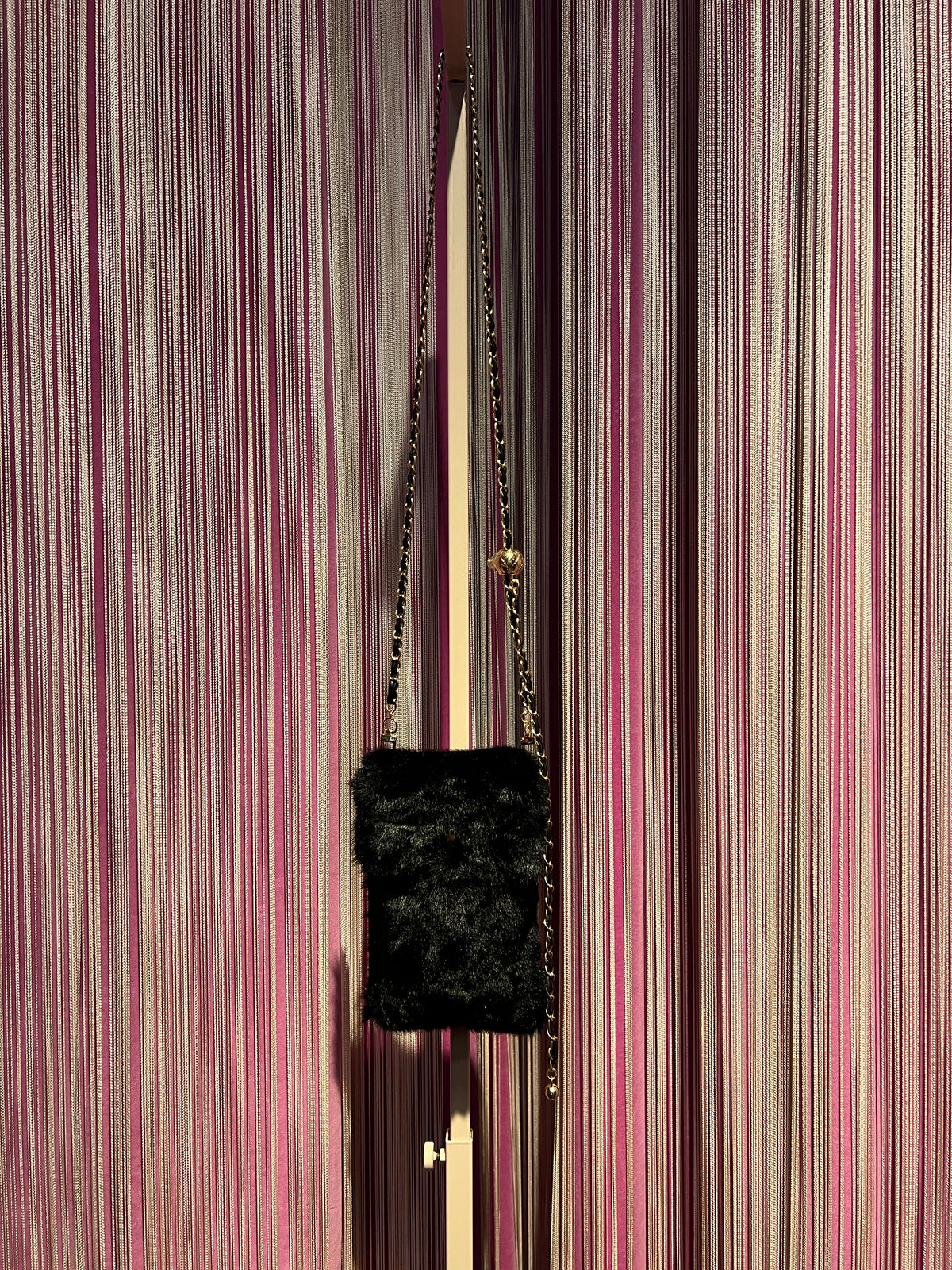 The room porta cellulare in simil pelliccia nera con tracolla regolabile