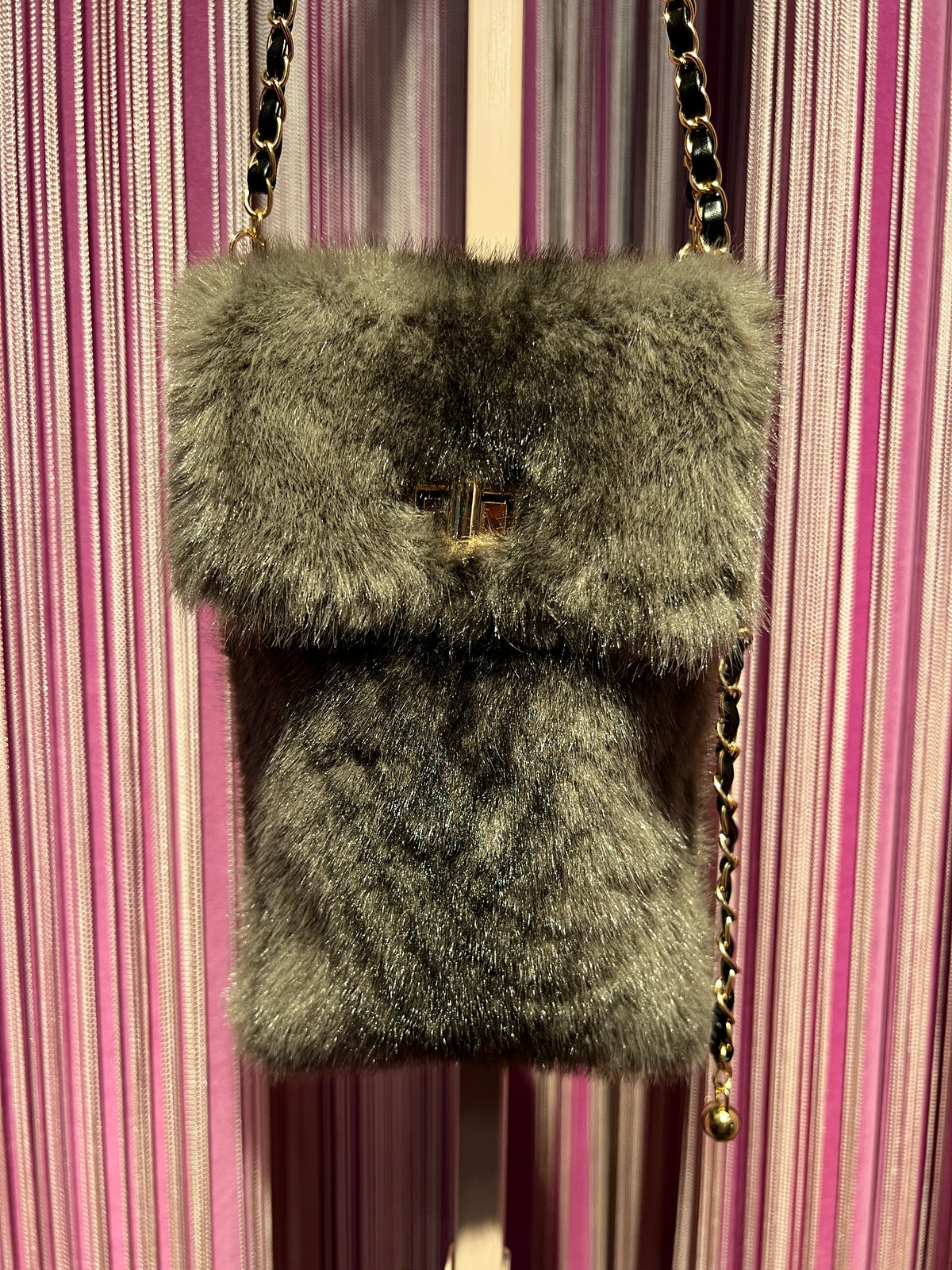 The room porta cellulare in simil pelliccia con tracolla regolabile colore grigio