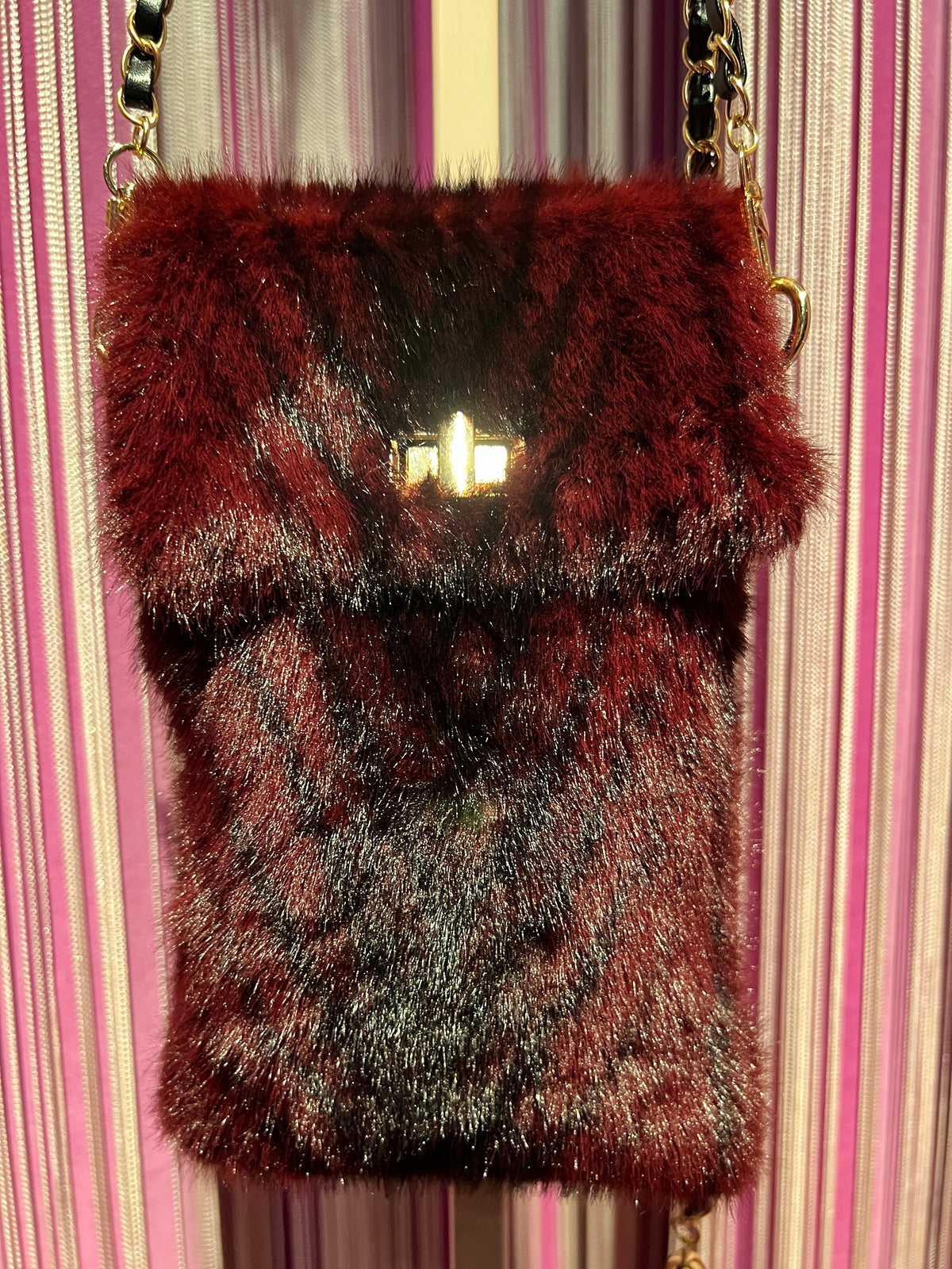 The room porta  cellulare in simil pelliccia con tracolla regolabile burgundy