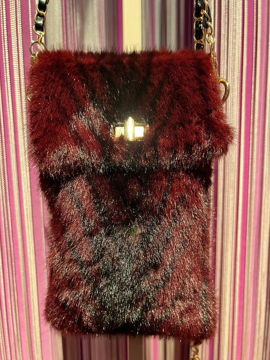 The room porta  cellulare in simil pelliccia con tracolla regolabile burgundy