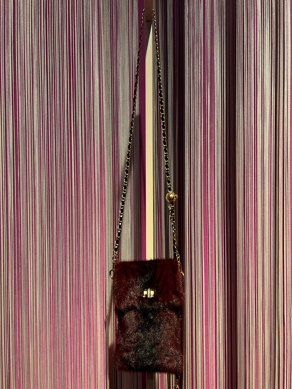 The room porta  cellulare in simil pelliccia con tracolla regolabile burgundy