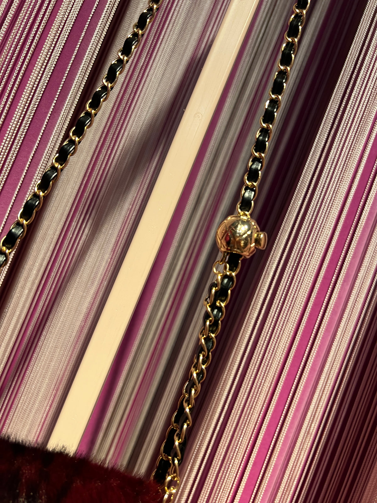The room porta  cellulare in simil pelliccia con tracolla regolabile burgundy