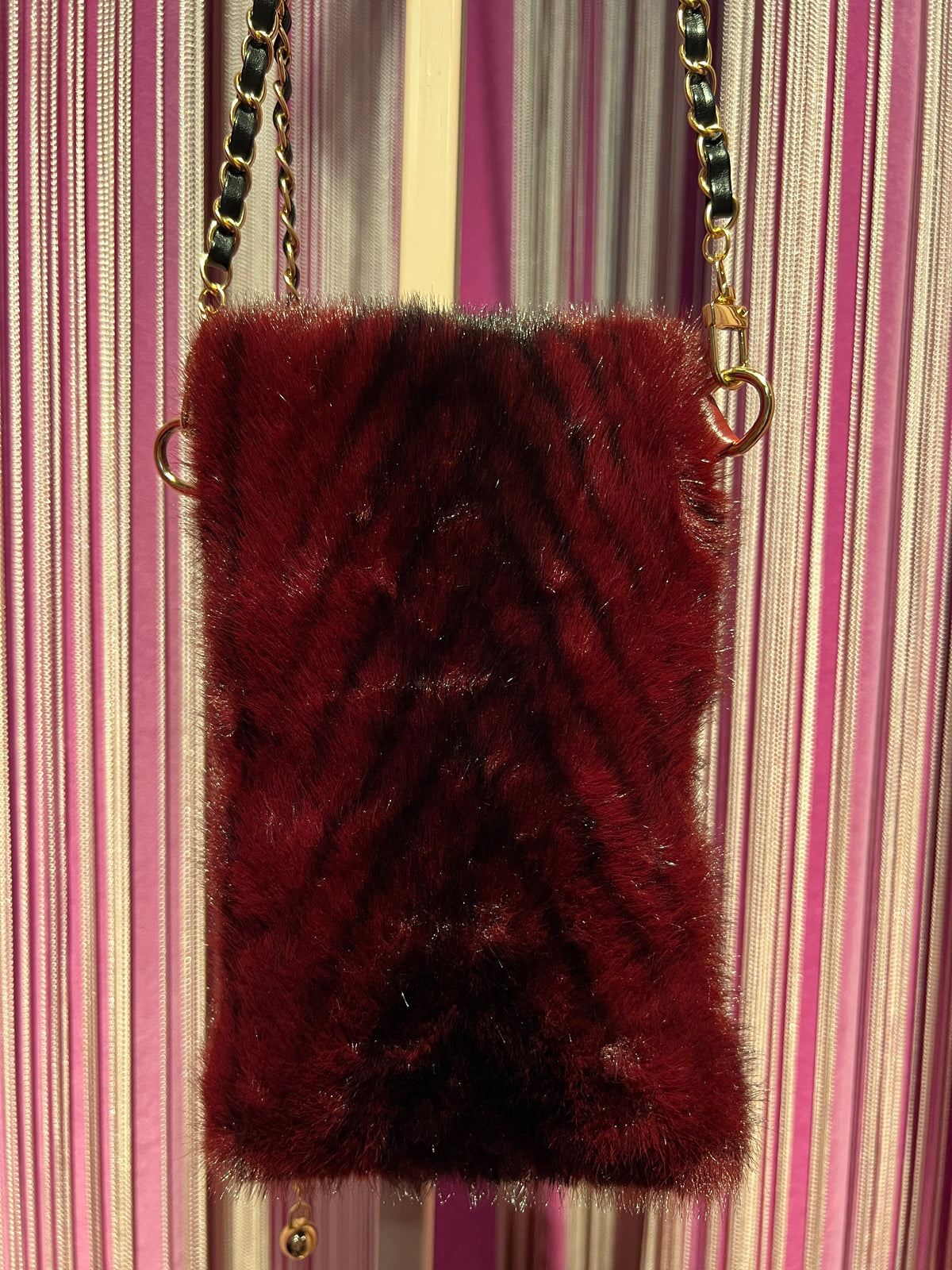 The room porta  cellulare in simil pelliccia con tracolla regolabile burgundy