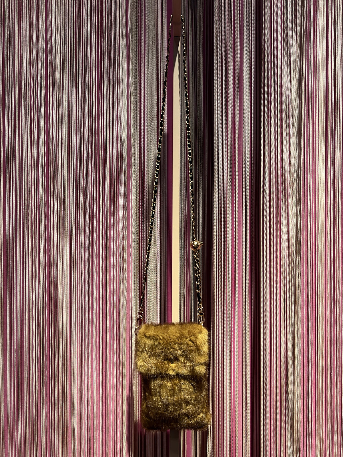Porta cellulare in simil pelliccia con tracolla regolabile colore miele