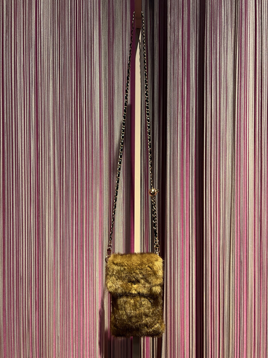 Porta cellulare in simil pelliccia con tracolla regolabile colore miele