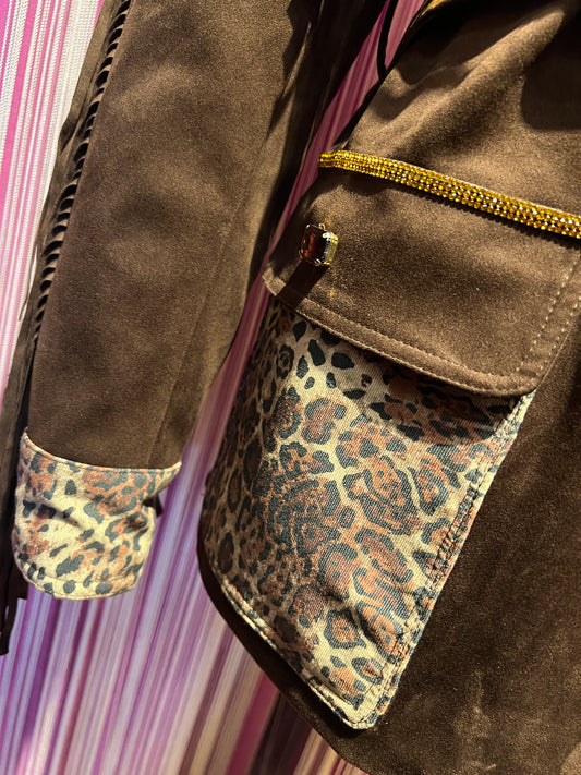 The room giacca eco suede con frange , decorazioni con cristalli, dettagli animalier e tigre dipinta a mano