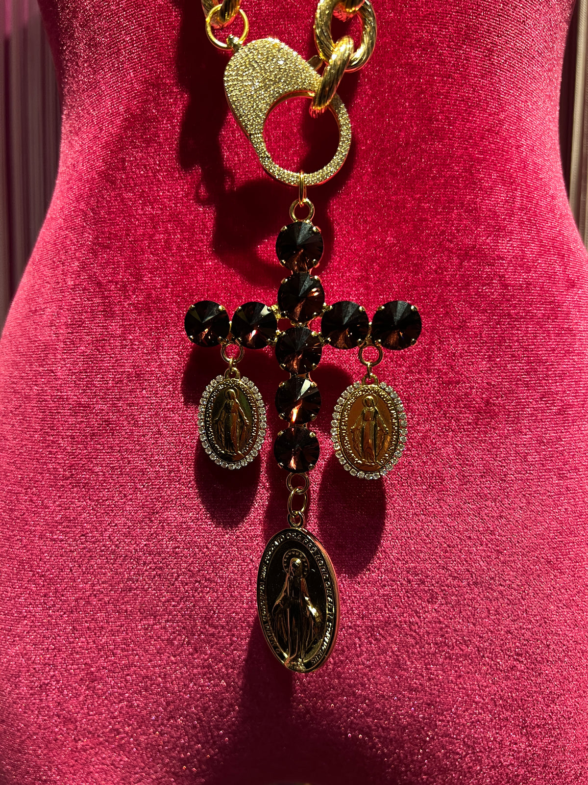 TittiBi collana metallo colore oro con croce cristalli marrone briciato e charms madonnine