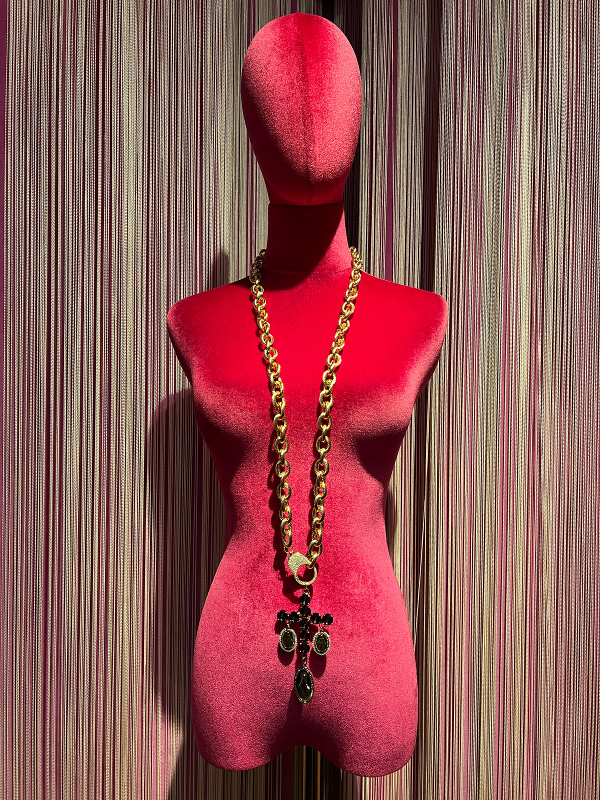 TittiBi collana metallo colore oro con croce cristalli marrone briciato e charms madonnine