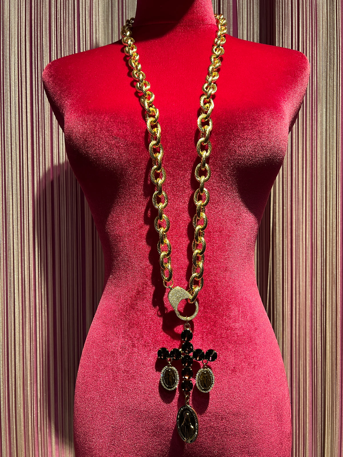 TittiBi collana metallo colore oro con croce cristalli marrone briciato e charms madonnine