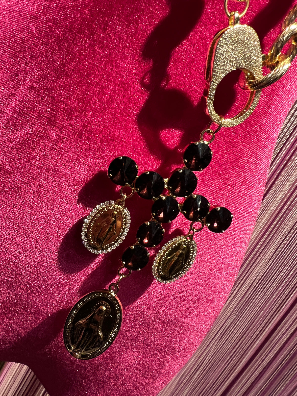 TittiBi collana metallo colore oro con croce cristalli marrone briciato e charms madonnine